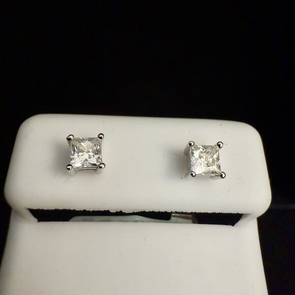 Beautiful 1.00ctw Princess Cut Moissanite Screwback Stud Earrings~New~Retail$300 - Picture 4 of 10